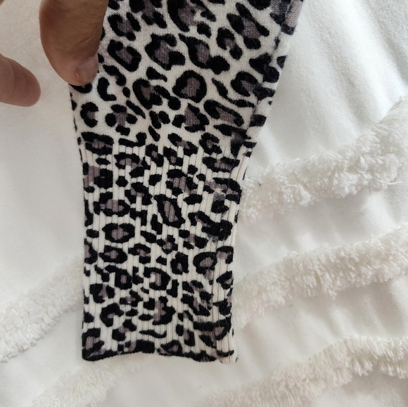 Great condition, leopard print, xs sweater - Picture 5 of 8